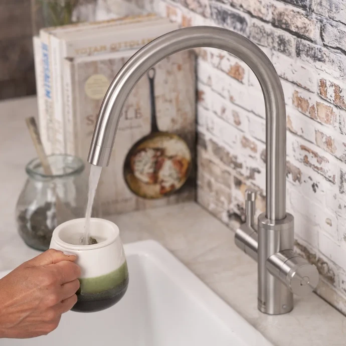 Boiling water tap Qettle Signature Modern in sink filling mug